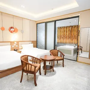 Hotel Me